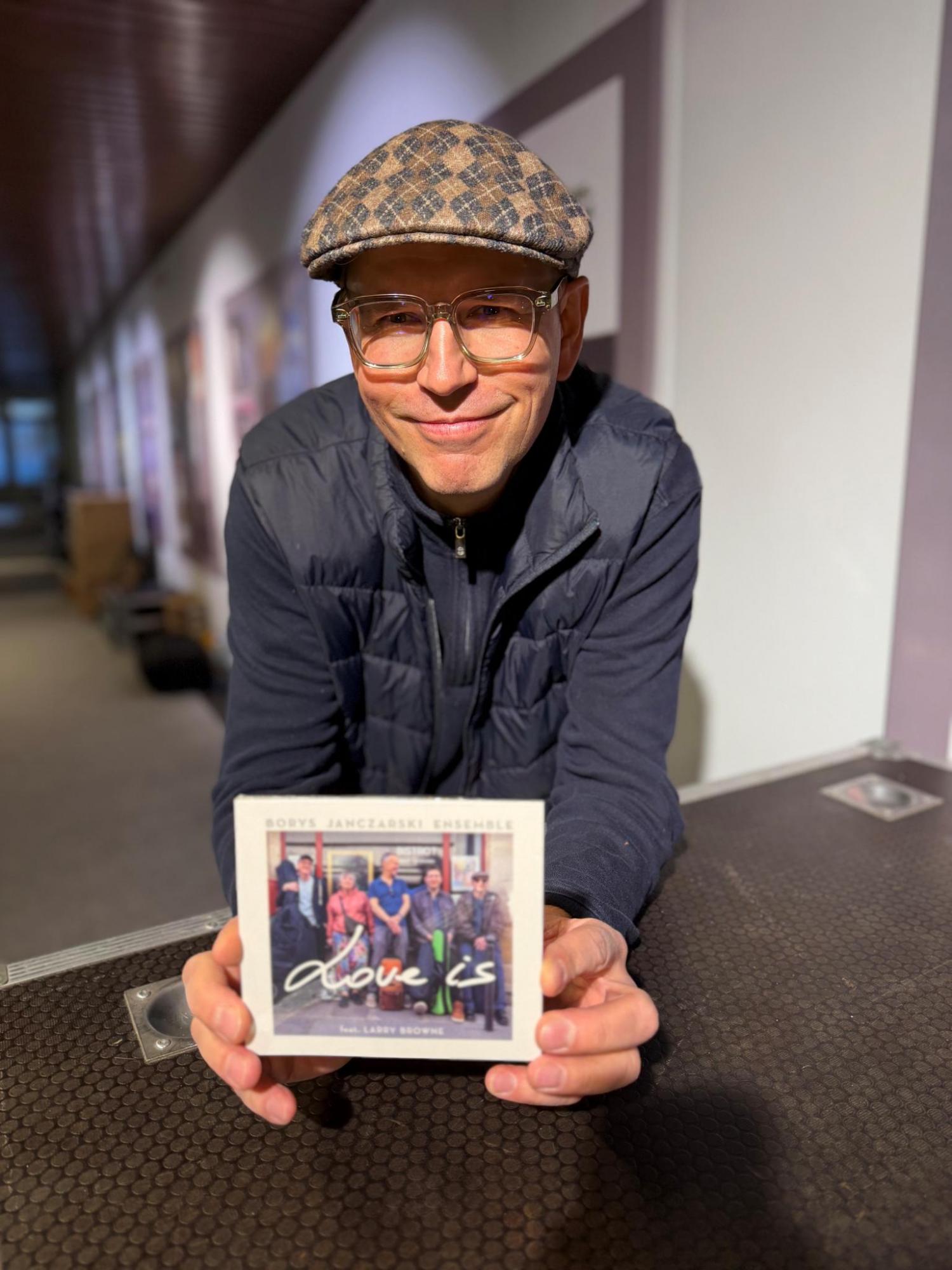 Borys Janczarski wraz z zespołem przenosi nas do jesiennej krainy jazzowych standardów nową płytą „Love Is”