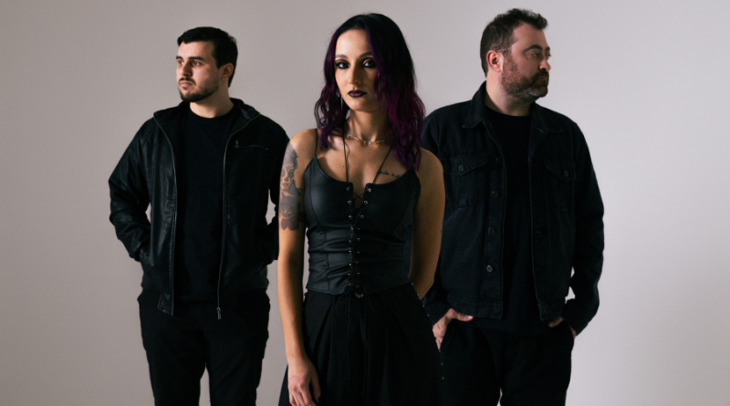 Elyra ukazuje intensywność ataku paniki w swoim nowym singlu i teledysku, „Panic”