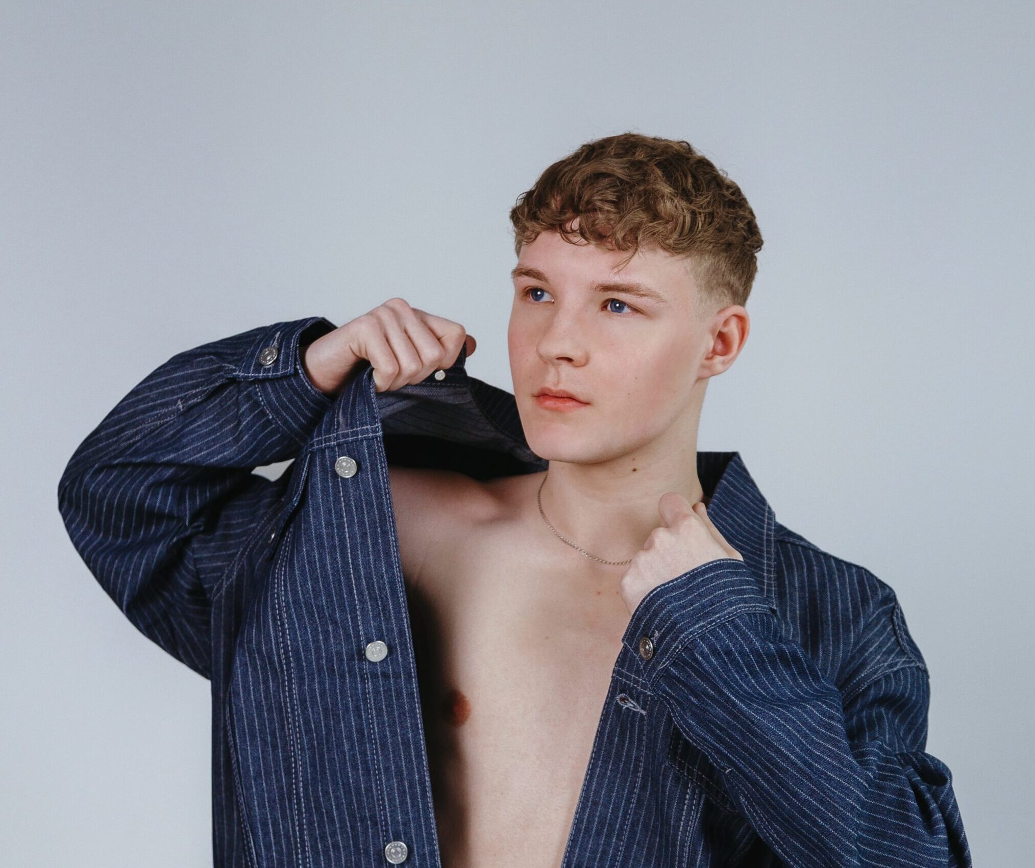 Norbert Życki po „Szansie na Sukces” i Eurowizji wraca z nowym singlem – „SHE SAYS MORE”