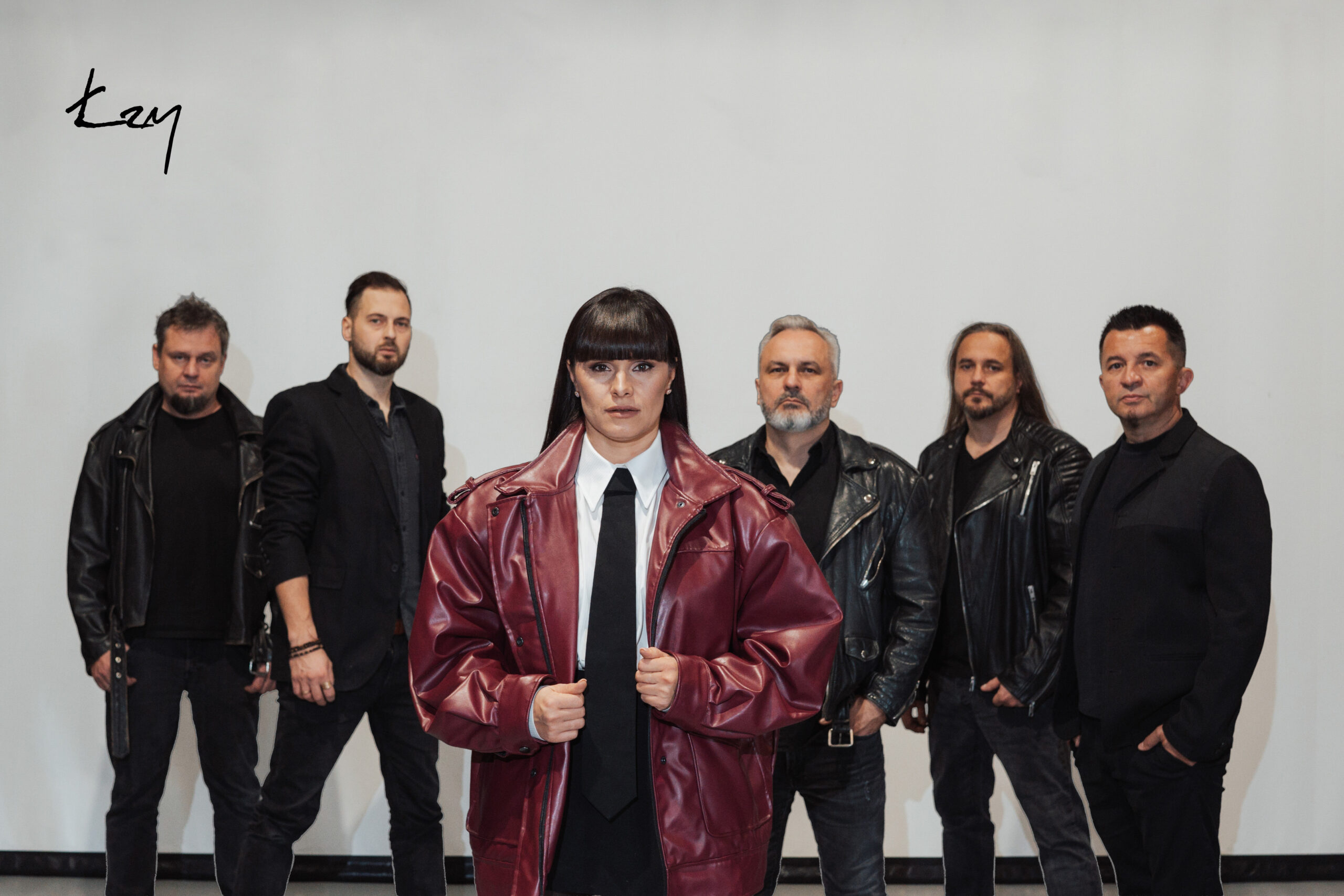 Łzy prezentują najnowsza świąteczną piosenkę ” Rodzi się miłość”