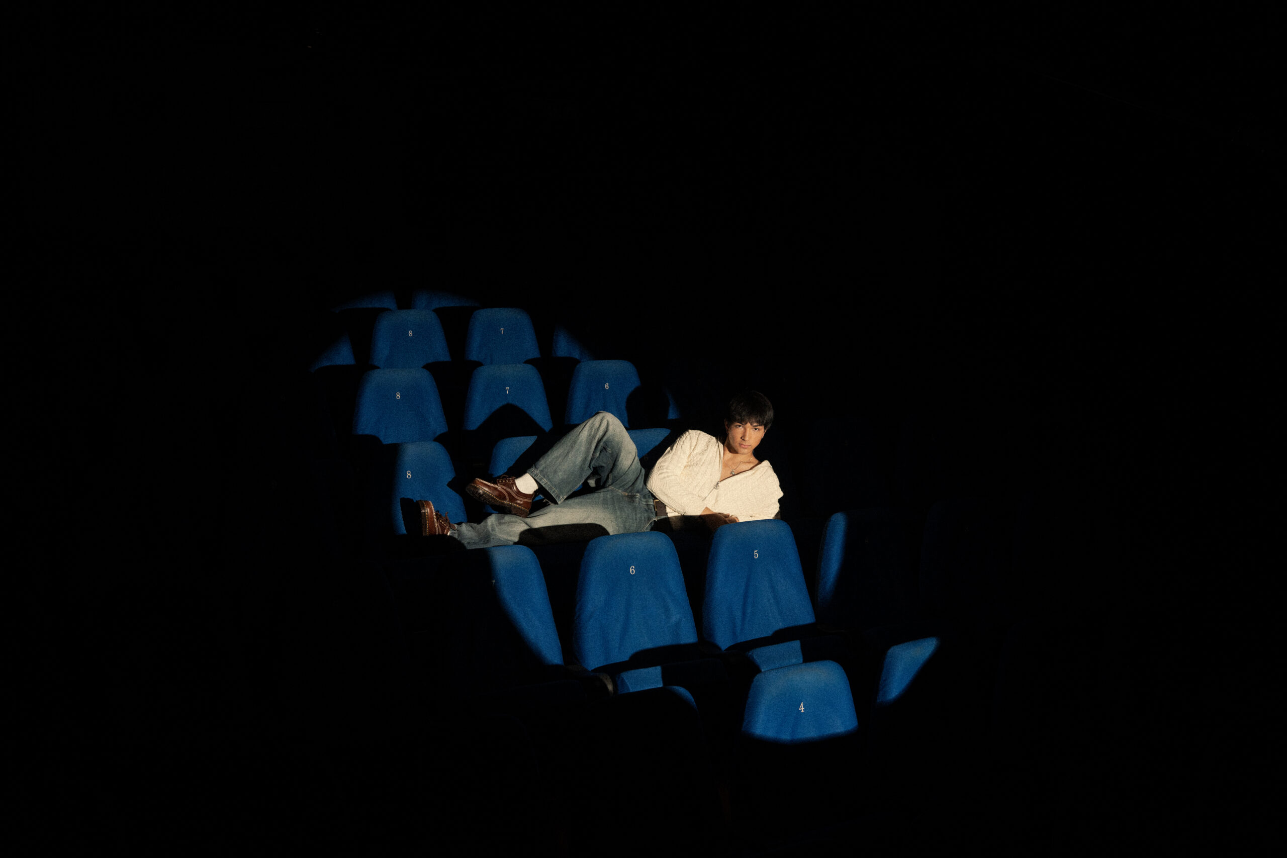 Krystian Embradora wraca z nowym singlem „Toast”