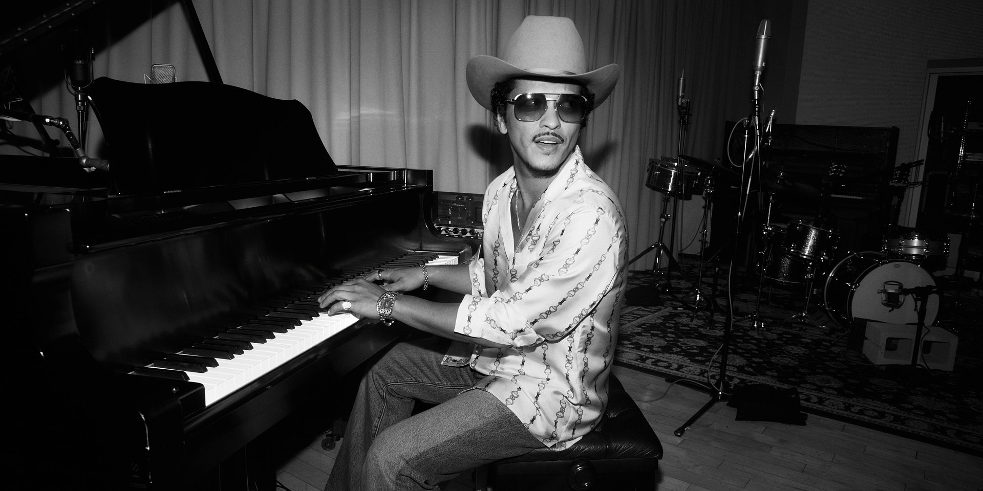 Bruno Mars rozdaje róże i zachęca do słuchania nowej płyty „The Romantic”