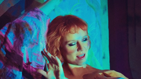 Ewelina Flinta prezentuje teledysk do utworu „Mariposa”