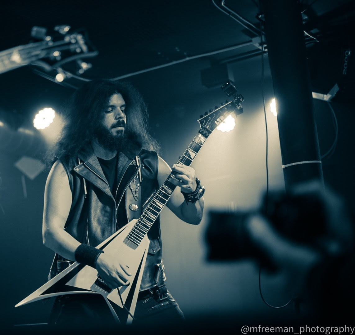 Wirtuoz gitary Constantine Kanakis prezentuje na żywo utwór „Ground Zero”, który zdobył uznanie krytyków.