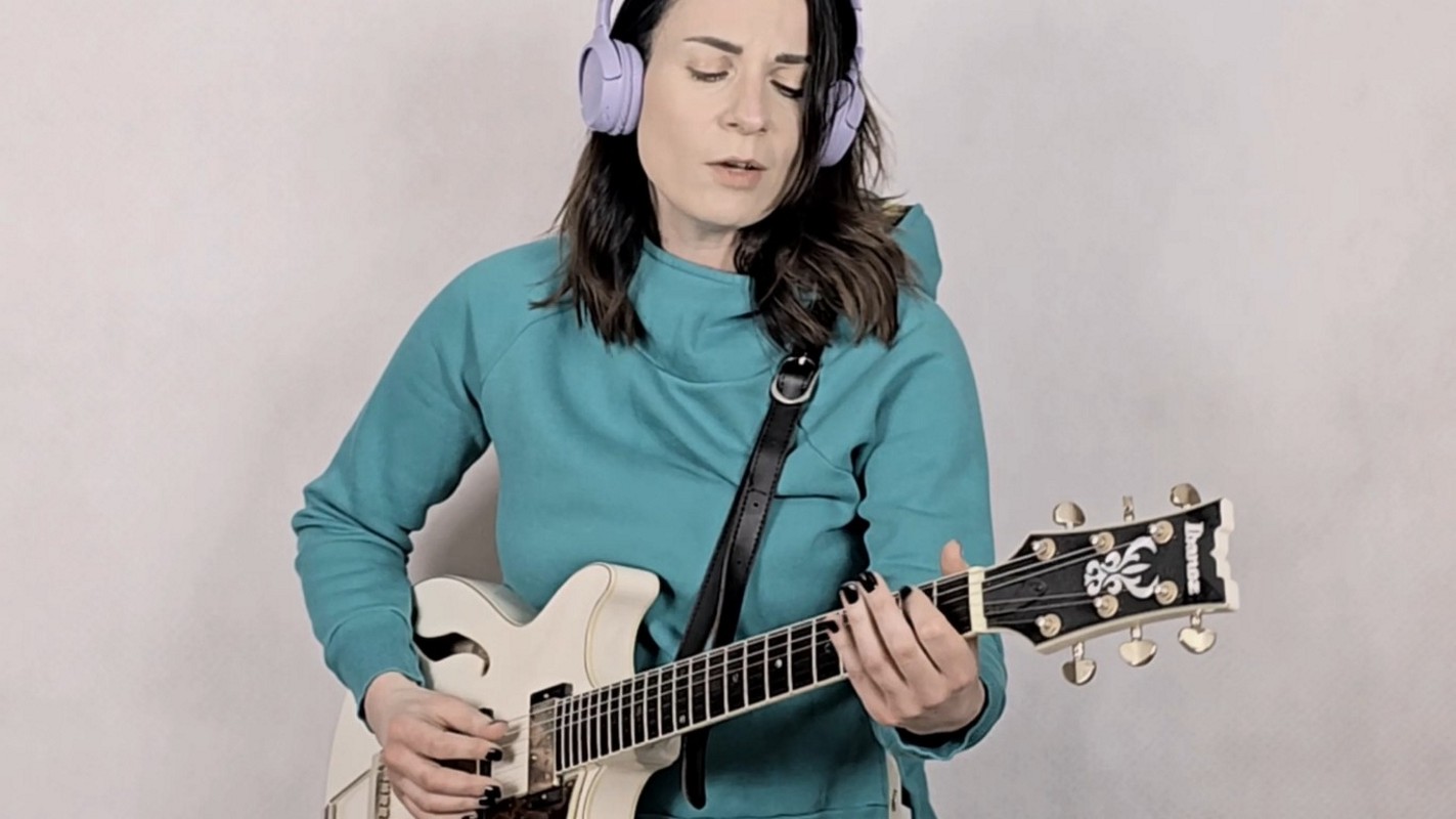 Joanna Pilarska prezentuje teledysk „Z pracy do roboty”