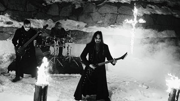 Mourniaty pali krzyże w teledysku do Kyynelten Virta