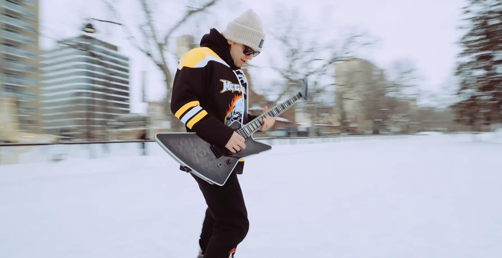 Teemu Mäntysaari z Megadeth śpiewa „Let There Be Shred”… podczas jazdy na łyżwach