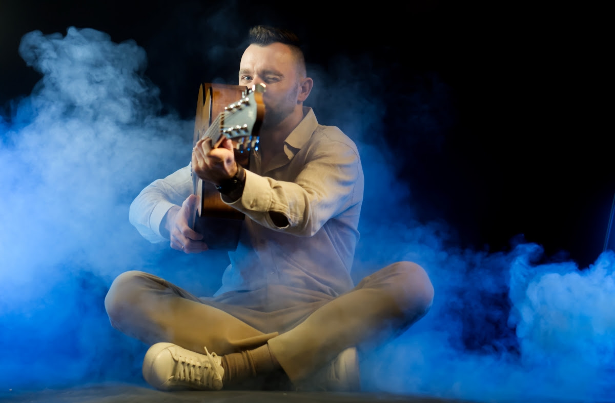 Serce wyprzedza rozsądek w nowym singlu Bartka Kiony — Julia