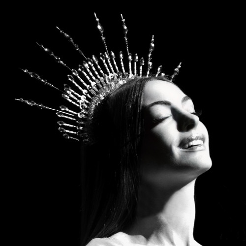 Anne Hathaway znów śpiewa! Nowy singiel z filmu Mother Mary już dostępny