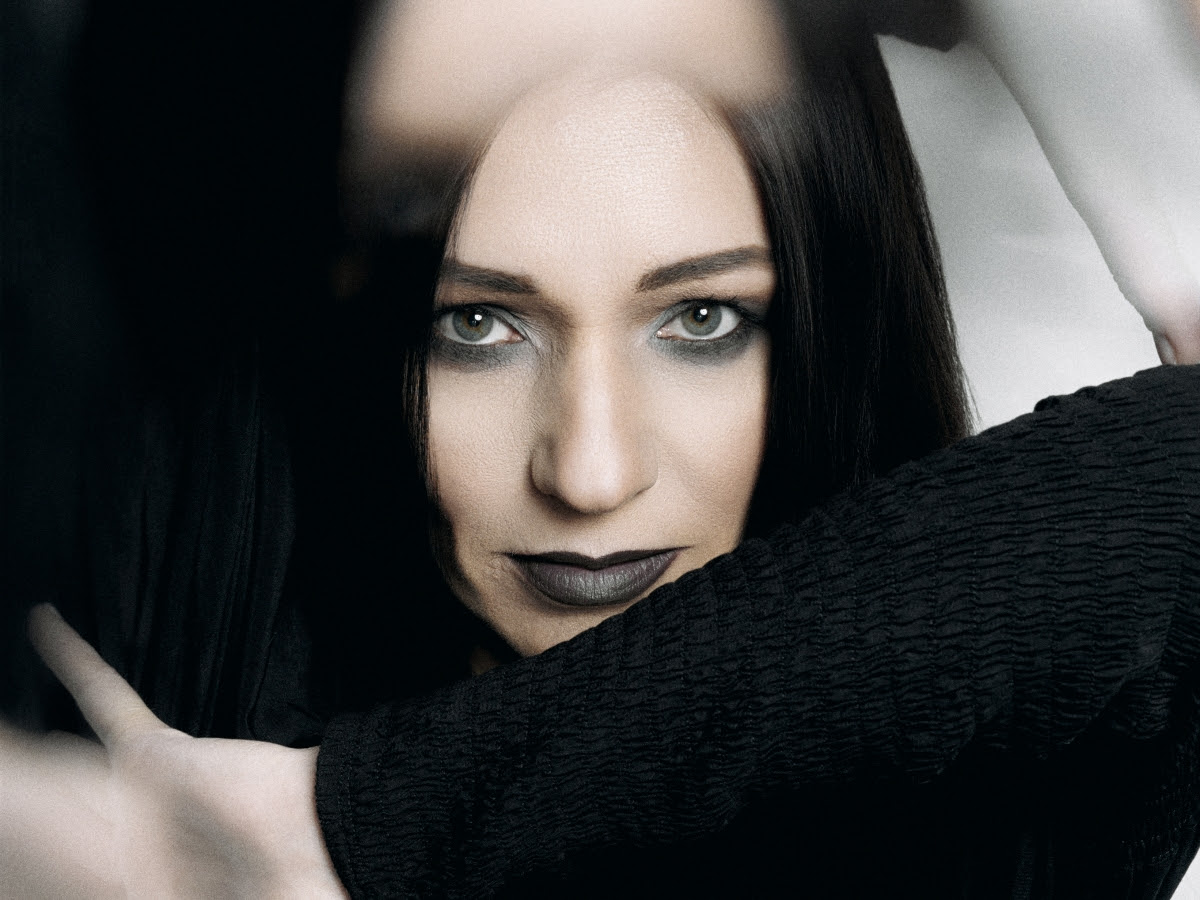 Ola Królik z przymrużeniem oka w singlu Nie patrzcie tak na mnie