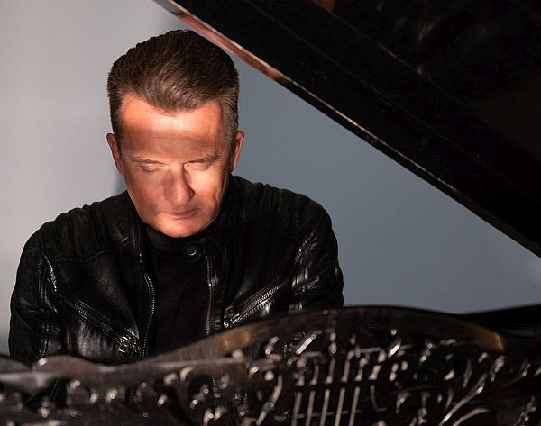 Pianista Leszek Komosa zaprasza do „Ogrodów Życia”