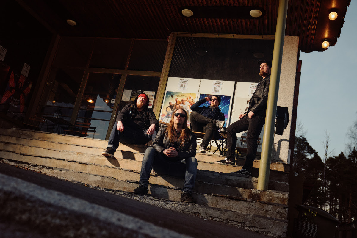 Heezer łączy pustynny rock z chropowatością i dynamiką z popowo-punkowymi riffami w nowym singlu „This Town”