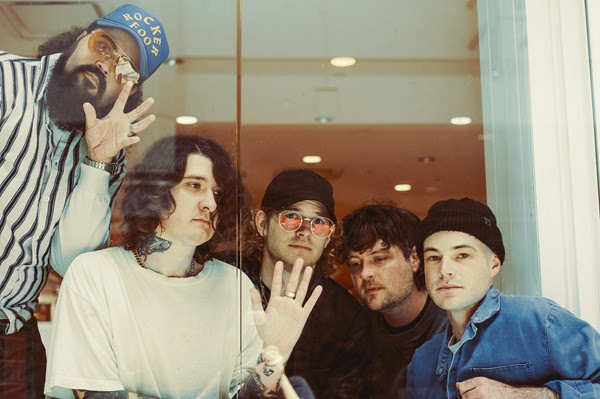 SAINT BLONDE wydaje nieustępliwy nowy singiel „smooth talkin”; debiutancki album „…with little ease” ukaże się 18 września nakładem Pale Chord/Rise Records BMG