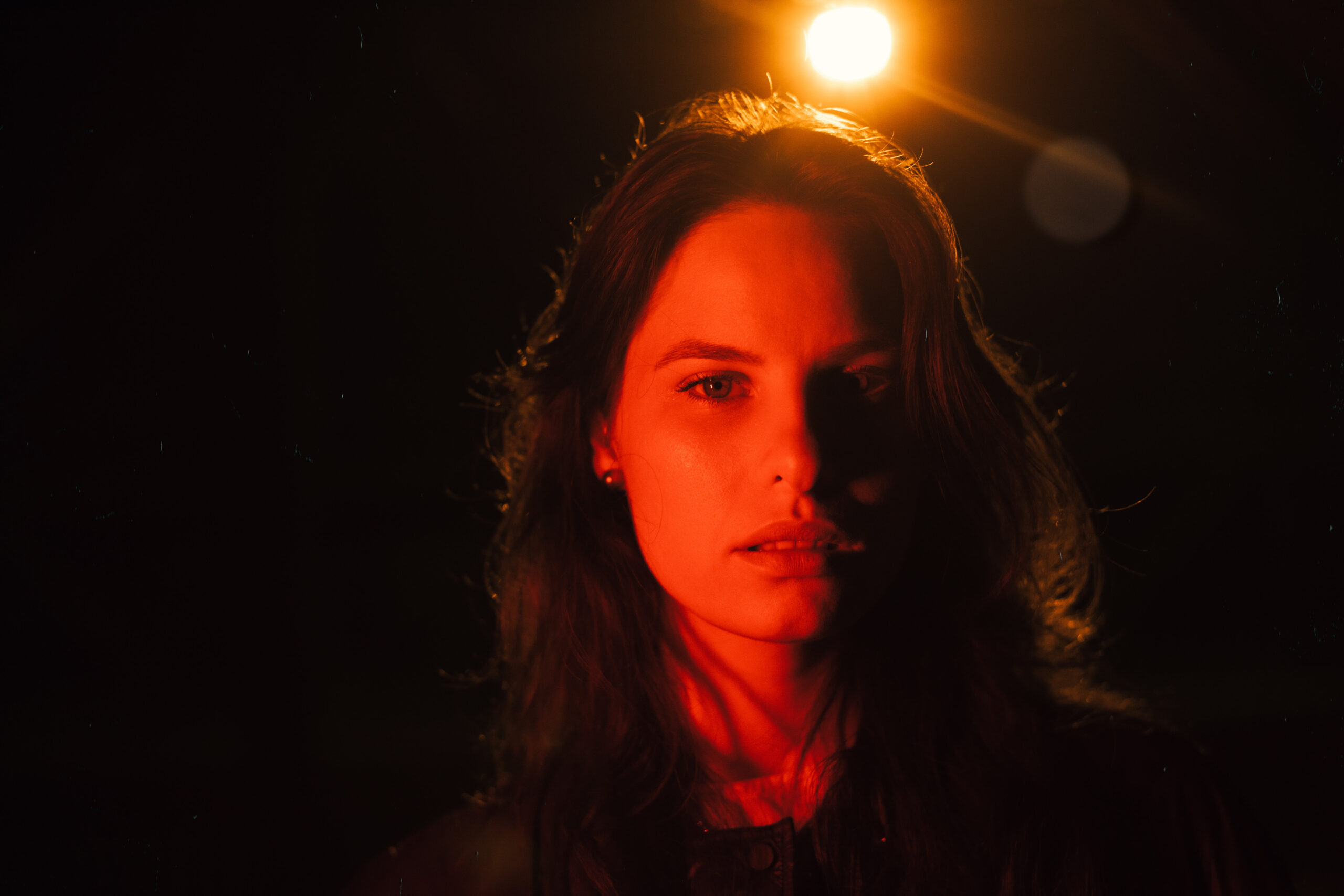 Natalia Marczuk w mrocznym, emocjonalnym utworze „Nadwodne miasto” – ostatnim przed premierą debiutanckiego albumu.