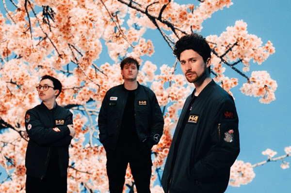 Zespół HOLDING ABSENCE wydał tytułowy utwór albumu „Modern Life Is Lonely”