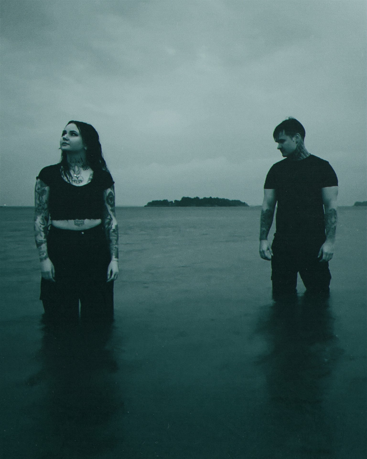 Fiński duet metalowy CONTRUST wydał nowy singiel i teledysk „The Endless Seas”