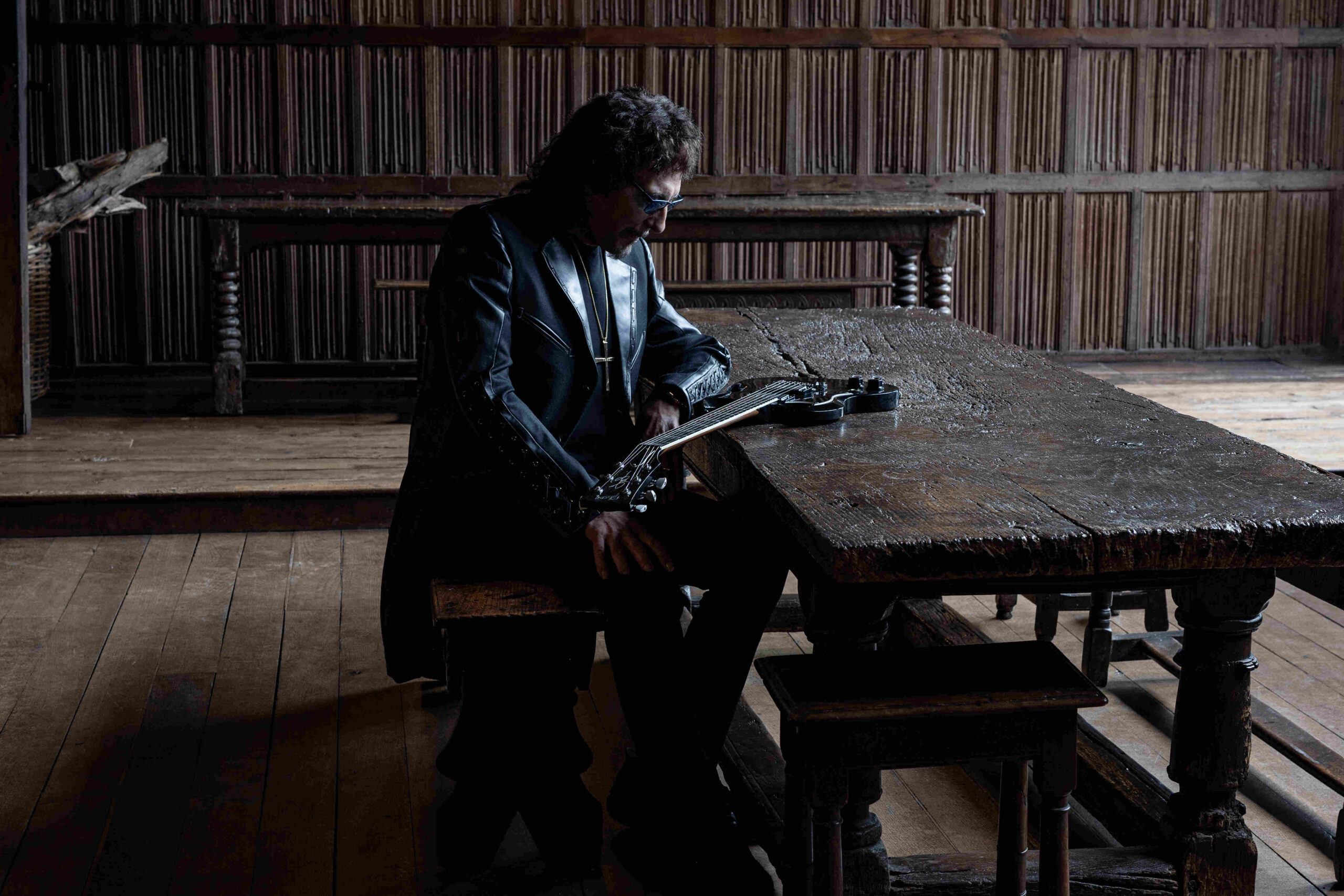 Tony Iommi. ‘Stormwatcher’ drugim singlem gitarzysty i założyciela Black Sabbath. Utwór zapowiada nowy album „From The Dark”