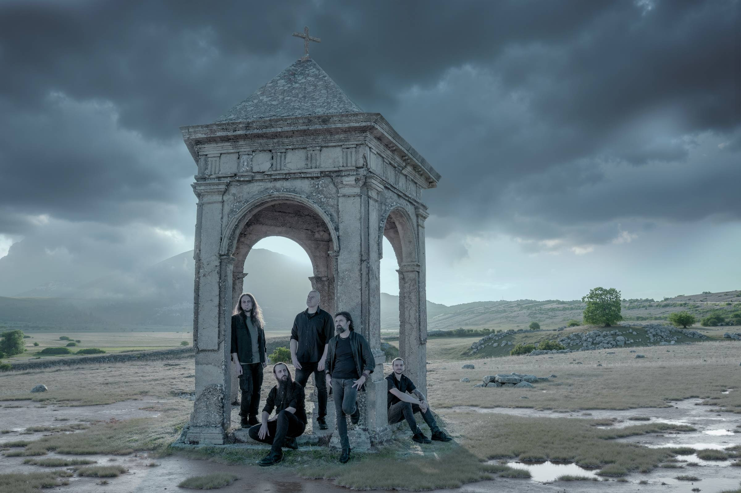 SHORES OF NULL Oddaj hołd legendzie Mai w nawiedzającym singlu „Two Mountains”